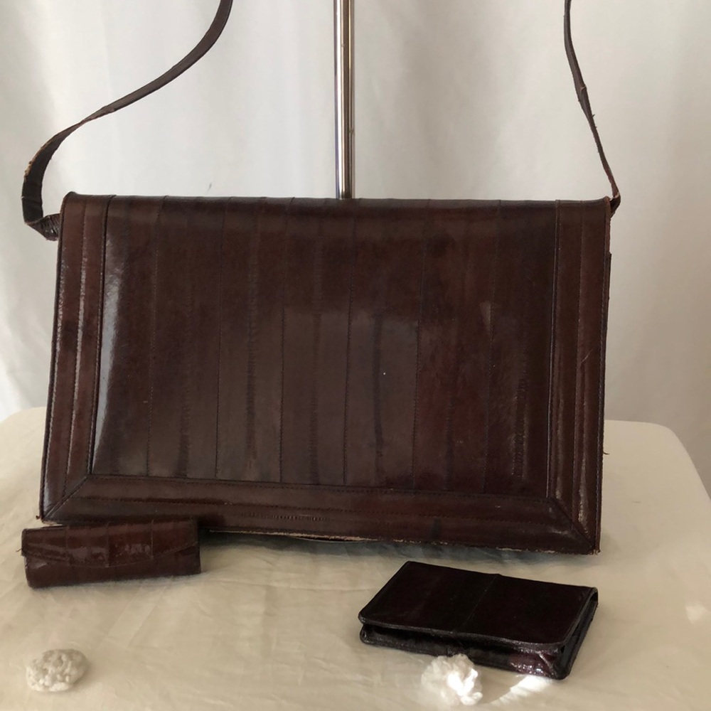 Vintage brown genuine eel skin purse. Comes w/ a lipstick holder & mini wallet.